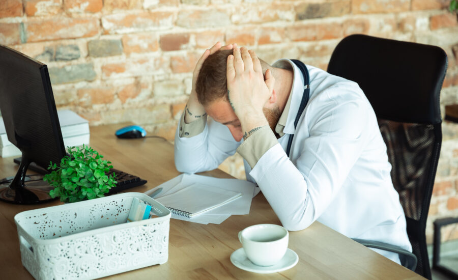 Dottore che non utilizza un gestionale medico